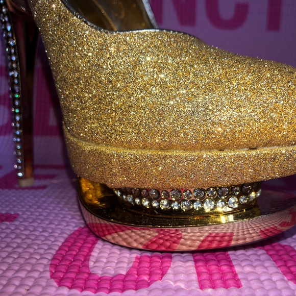 SOLD** Princess Pumps - Picture 4 of 4